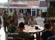 Satpol PP Padang dan Forkopimca Koto Tangah tengah menginterogasi pasangan kumpul kebo. (dok. istimewa)