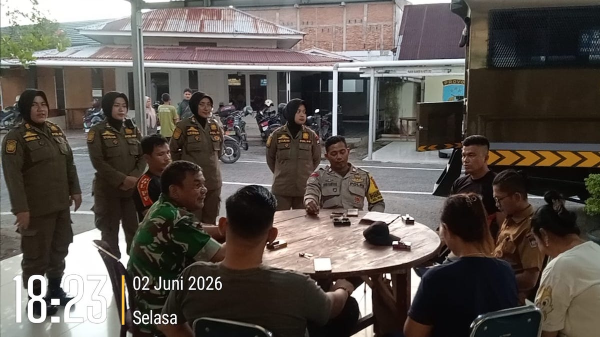 Satpol PP Padang dan Forkopimca Koto Tangah tengah menginterogasi pasangan kumpul kebo. (dok. istimewa)