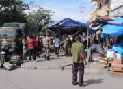 Satpol PP Padang tertibkan lapak PKL yang mengganggu fasum di kawasan Pasar Lubuk Buaya. (dok. istimewa)