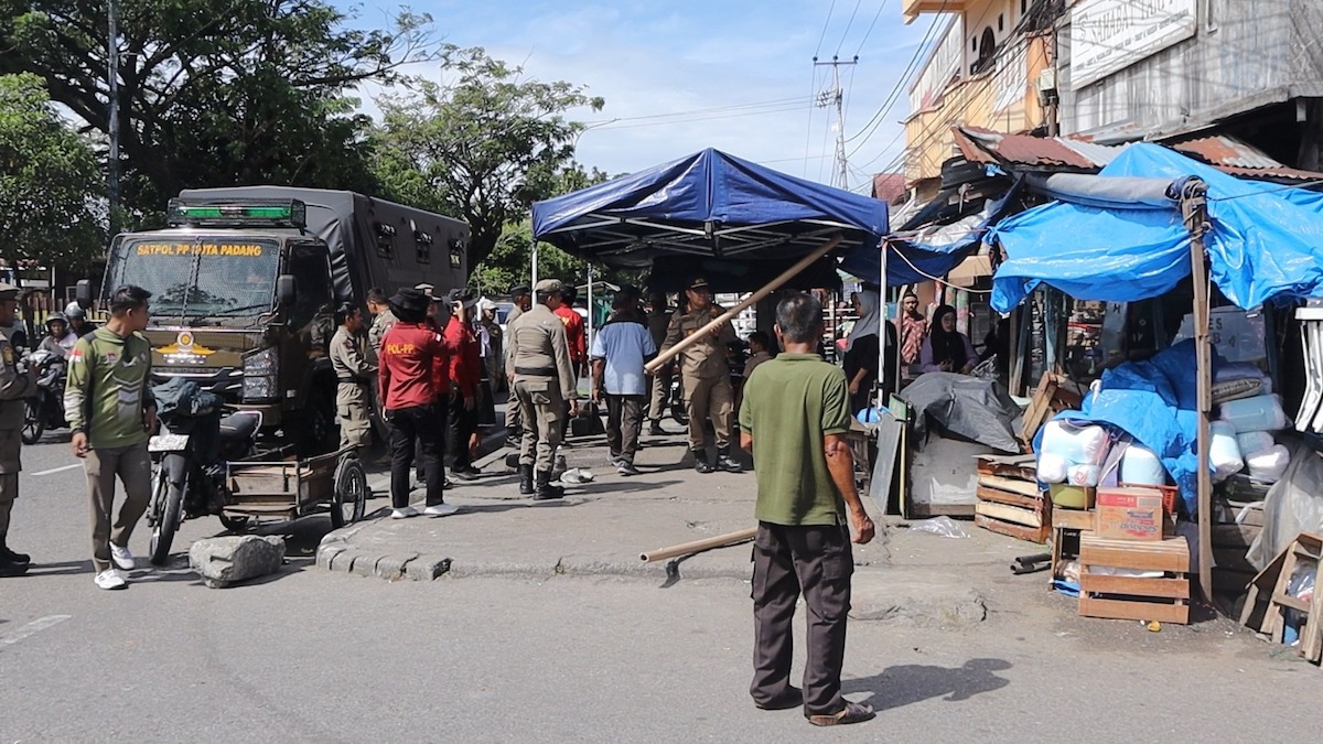 Satpol PP Padang tertibkan lapak PKL yang mengganggu fasum di kawasan Pasar Lubuk Buaya. (dok. istimewa)