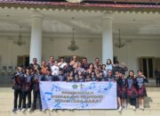 Sekdaprov Sumbar Arry Yuswandi melepas rombongan Pesparawi Sumbar ke iven Nasional di Manokwari, Papua Barat. (dok. adpsb)