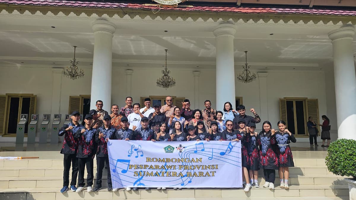Sekdaprov Sumbar Arry Yuswandi melepas rombongan Pesparawi Sumbar ke iven Nasional di Manokwari, Papua Barat. (dok. adpsb)