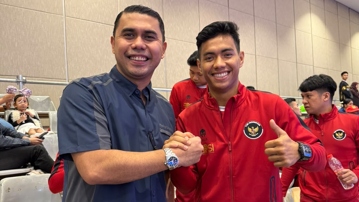 Sekretaris Umum (Sekum) KONI Sumbar, Anandya Dipo Pratama mendampingi atlet binaan KONI Sumbar Farhan Al Amin pada ajang AKF Asian Karate Federation di Bali. (dok. istimewa)
