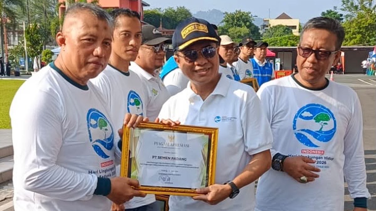 Semen Padang dapat penghargaan dari Pemprov Sumbar. (dok. istimewa)