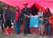 Semen Padang serahkan bantuan untuk korban kebakaran di Batu Gadang. (dok. istimewa)