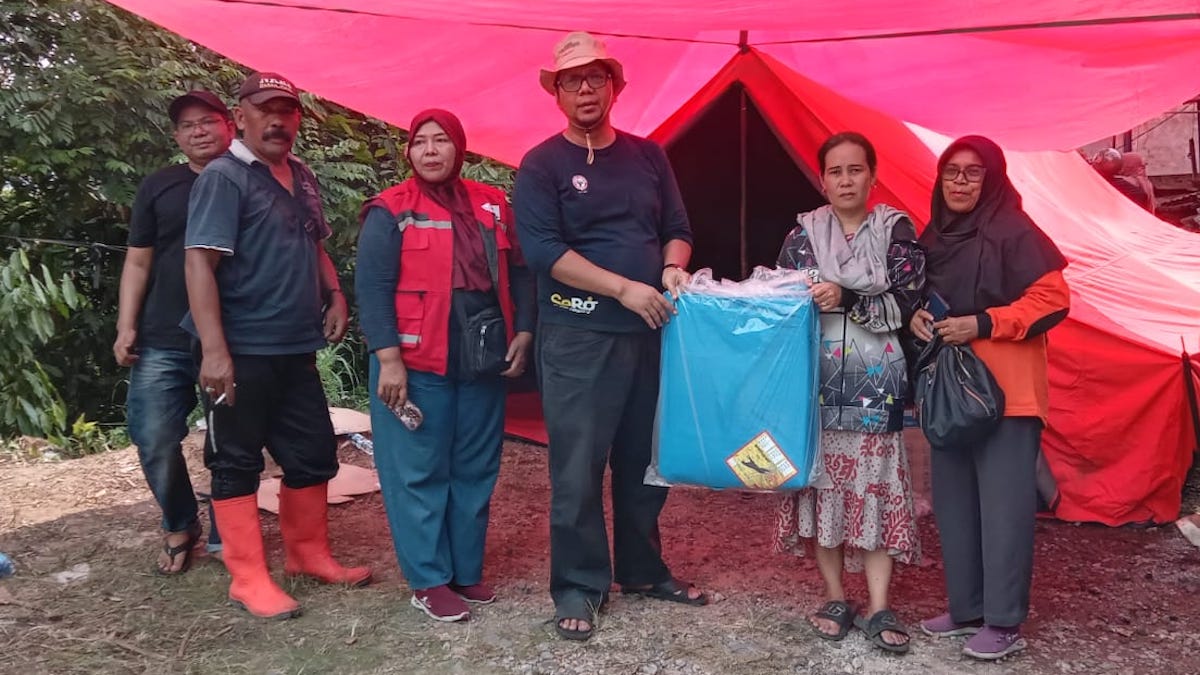 Semen Padang serahkan bantuan untuk korban kebakaran di Batu Gadang. (dok. istimewa)
