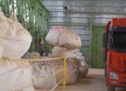 Seorang pekerja membantu proses pembuatan binder clay menggunakan cran ke atas truck. Binder clay tersebut diproduksi PT Semen Padang untuk dibawa ke PT PUSRI. (dok. Humas)