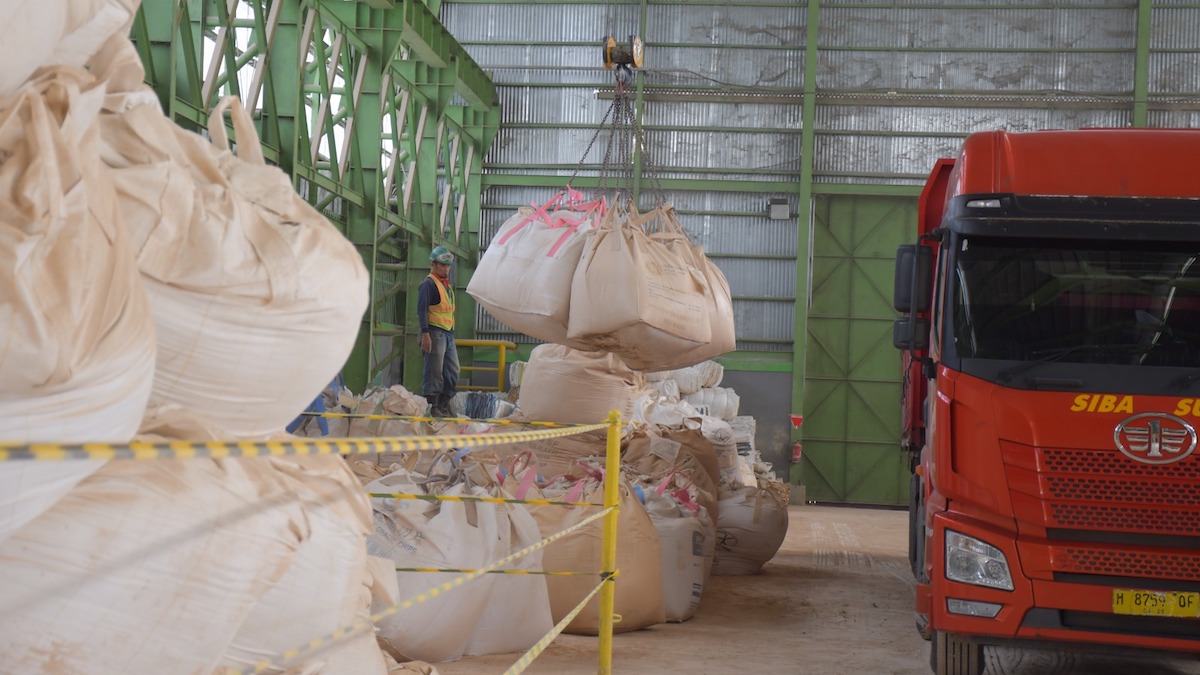 Seorang pekerja membantu proses pembuatan binder clay menggunakan cran ke atas truck. Binder clay tersebut diproduksi PT Semen Padang untuk dibawa ke PT PUSRI. (dok. Humas)