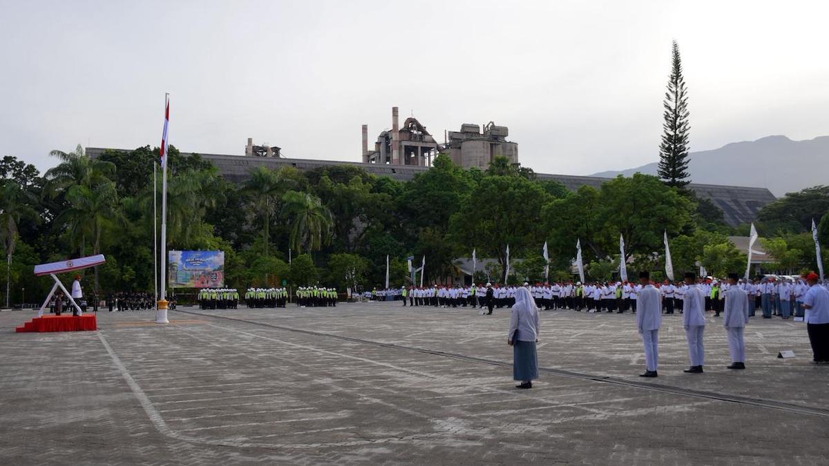 Upacara peringatan Hari Lahir Pancasila 2026 di Plaza Semen Padang. (dok. Humas)