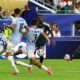 Pemain Arab Saudi melakukan tendangan ke gawang Uruguay. (dok. istimewa)