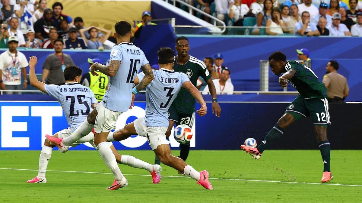 Pemain Arab Saudi melakukan tendangan ke gawang Uruguay. (dok. istimewa)