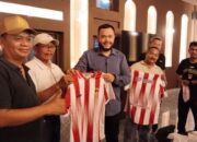 Wako Fadly Amran menyerahkan jersey PSP dan berikan bonus usai lolos ke 16 besar Liga 4 Nasional. (dok. istimewa)