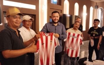 Wako Fadly Amran menyerahkan jersey PSP dan berikan bonus usai lolos ke 16 besar Liga 4 Nasional. (dok. istimewa)