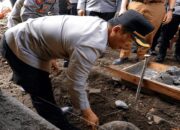 Sambut Hari Bhayangkara ke-80, Polres Pasaman Barat Bedah Rumah Warga Lansia