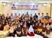 Andre Rosiade Salurkan Beasiswa PIP dan Paket Sembako untuk 97 Murid SD di Kota Pariaman
