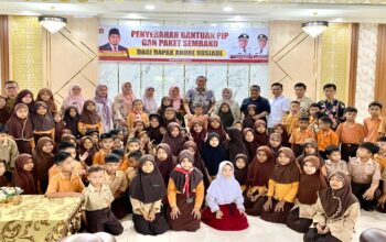 Andre Rosiade Salurkan Beasiswa PIP dan Paket Sembako untuk 97 Murid SD di Kota Pariaman