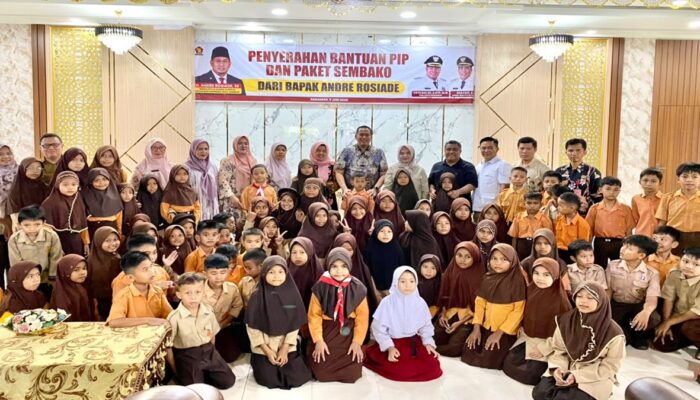 Andre Rosiade Salurkan Beasiswa PIP dan Paket Sembako untuk 97 Murid SD di Kota Pariaman