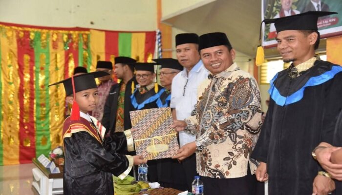 Hadiri Wisuda Gabungan MDTA, Wawako Pariaman Sebut Pendidikan Agama Fondasi Masa Depan Anak