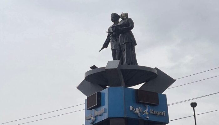 Diduga Tersambar Petir, Kepala Patung Bundo Kanduang di Simpang Empat Pasbar Copot