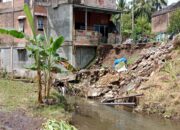 Hujan Deras Gerus Fondasi Terminal Simpang Empat Pasbar, Rumah Warga Terancam Longsor