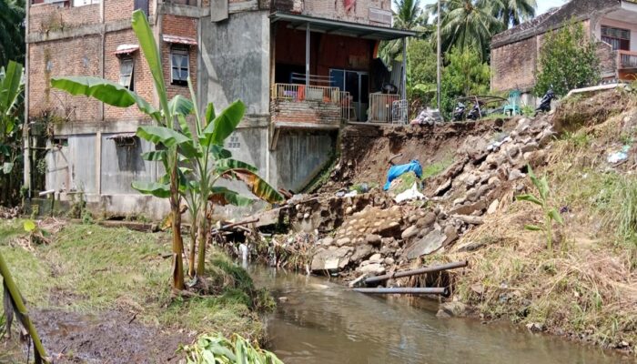 Hujan Deras Gerus Fondasi Terminal Simpang Empat Pasbar, Rumah Warga Terancam Longsor