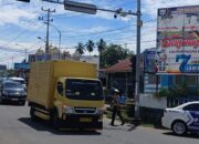 Lampu Traffic Light Mati, Satlantas Polres Pasbar Atur Arus Lalin di Bundaran Simpang Empat