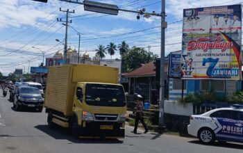 Lampu Traffic Light Mati, Satlantas Polres Pasbar Atur Arus Lalin di Bundaran Simpang Empat