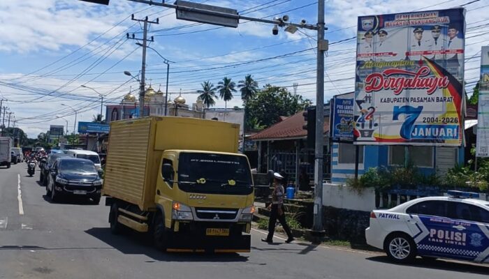 Lampu Traffic Light Mati, Satlantas Polres Pasbar Atur Arus Lalin di Bundaran Simpang Empat