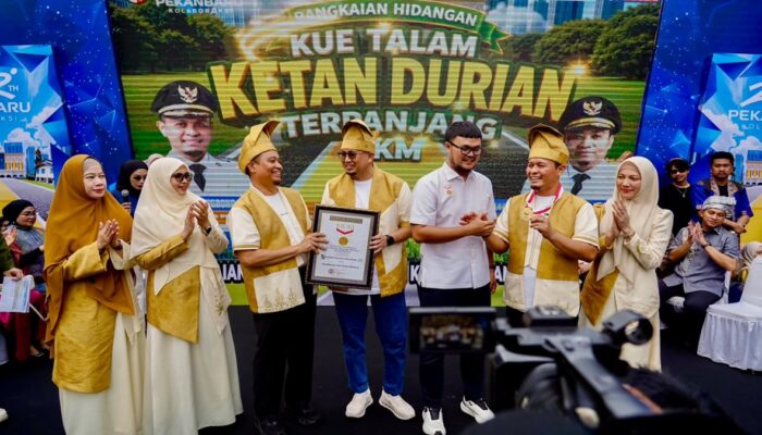 Andre Rosiade jadi Saksi Pecah Rekor MURI Ketan Talam Durian 1 KM di Pekanbaru