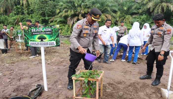 Reklamasi Bekas Tambang, Polres Pasbar Tanam Pohon di Aliran Sungai Batang Toman