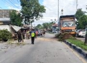 Truk Tabrak Pohon Pembatas Jalan di Jalur Padang-Indarung, Akses Sempat Terganggu