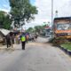 Truk hantam pohon di kawasan Pasa Lalang, Jalan Raya Indarung, Kelurahan Padang Besi, Kecamatan Lubuk Kilanangan, Kota Padang. (dok. BPBD Padang)