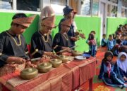 Akademisi hibur anak-anak penyintas banjir di SD Bustanul Ulum Semen Padang. (dok. istimewa)