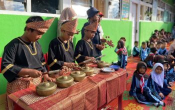 Akademisi hibur anak-anak penyintas banjir di SD Bustanul Ulum Semen Padang. (dok. istimewa)