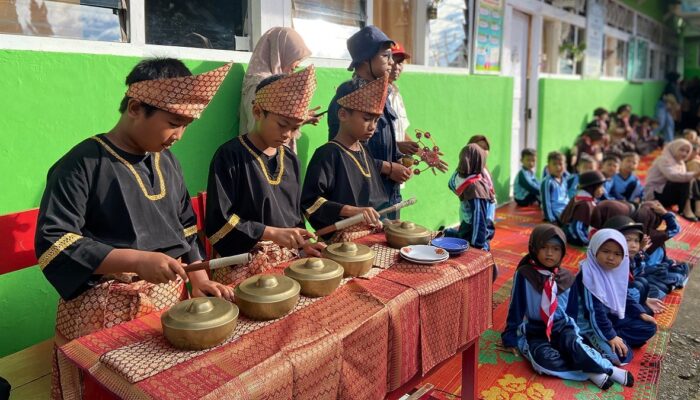 Akademisi Empat Kampus Hibur Anak Penyintas Banjir SD Bustanul Ulum Semen Padang Lewat ASPIKOM CARE 2026