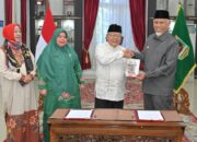 Gubernur Mahyeldi menerima hibah buku sastra. (dok. Adpsb)