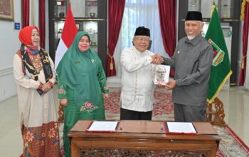 Gubernur Mahyeldi menerima hibah buku sastra. (dok. Adpsb)
