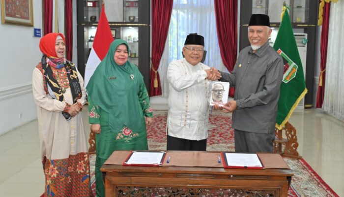 Mahyeldi Ajak Kampus Jadikan Hibah Buku Sastra Tamil Media Penguat Riset dan Pelestarian Warisan Minangkabau