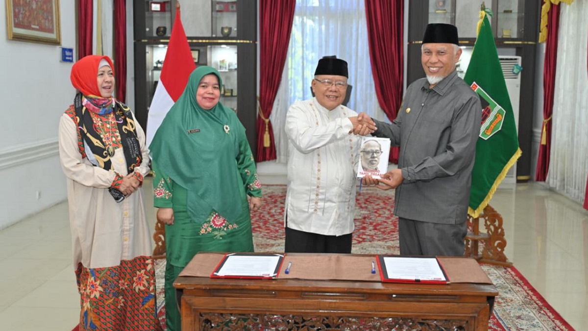 Gubernur Mahyeldi menerima hibah buku sastra. (dok. Adpsb)