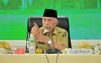 Gubernur Mahyeldi saat beri sambutan dalam pertemuan dengan BKD. (dok. adpsb)
