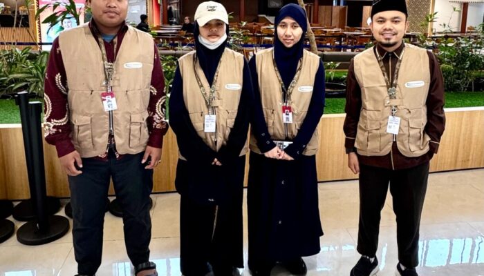 Tepati Janji, Andre Rosiade Berangkatkan Tiga Hafiz 30 Juz SMAN 1 Padang Umrah Bersama Guru Pembimbing