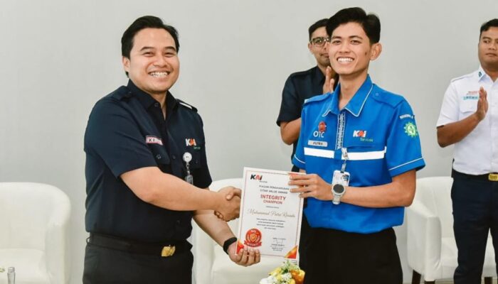 KAI Services Beri Penghargaan kepada Petugas Cleaning yang Viral karena Kejujurannya Kembalikan Dompet Penumpang