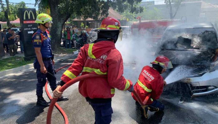 Mobil Terbakar di Depan McDonald’s Padang, Kerugian Ditaksir Rp115 Juta