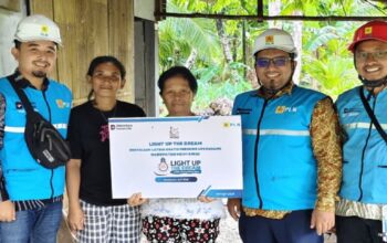 Pasang gratis listrik PLN untuk warga Mentawai. (dok. istimewa)