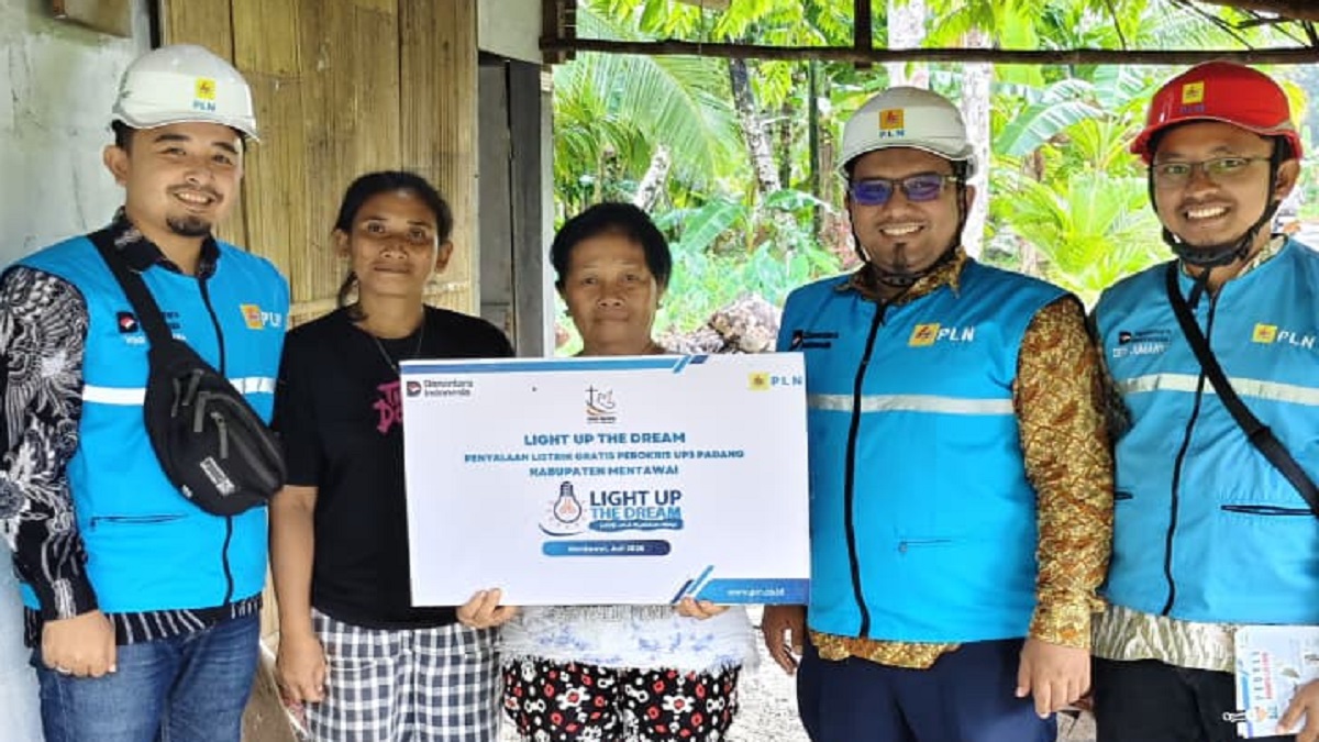 Pasang gratis listrik PLN untuk warga Mentawai. (dok. istimewa)