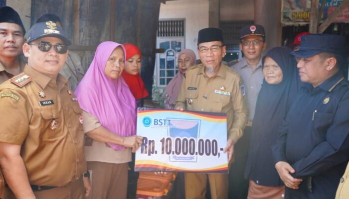 Wawako Padang Serahkan Bantuan Rp10 Juta kepada Korban Kebakaran di Banuaran