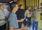 Penyegelan toko di Pasar Raya Padang. (dok. Prokopim)