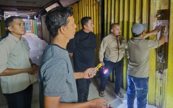 Penyegelan toko di Pasar Raya Padang. (dok. Prokopim)