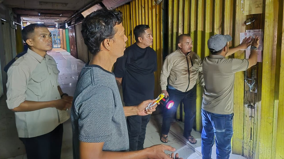 Penyegelan toko di Pasar Raya Padang. (dok. Prokopim)