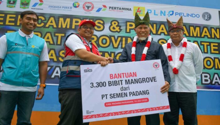 PT Semen Padang Serahkan 3.300 Bibit Mangrove untuk Dukung Tobat Ekologis di Sumbar